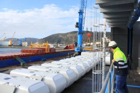 Piezas de eólicos en puerto