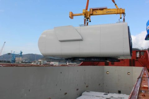 Grúa con turbina eólica
