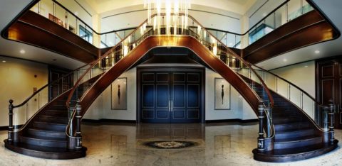 Recibidor y escaleras de madera